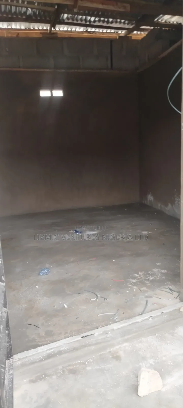 Spacious lShop Tolet