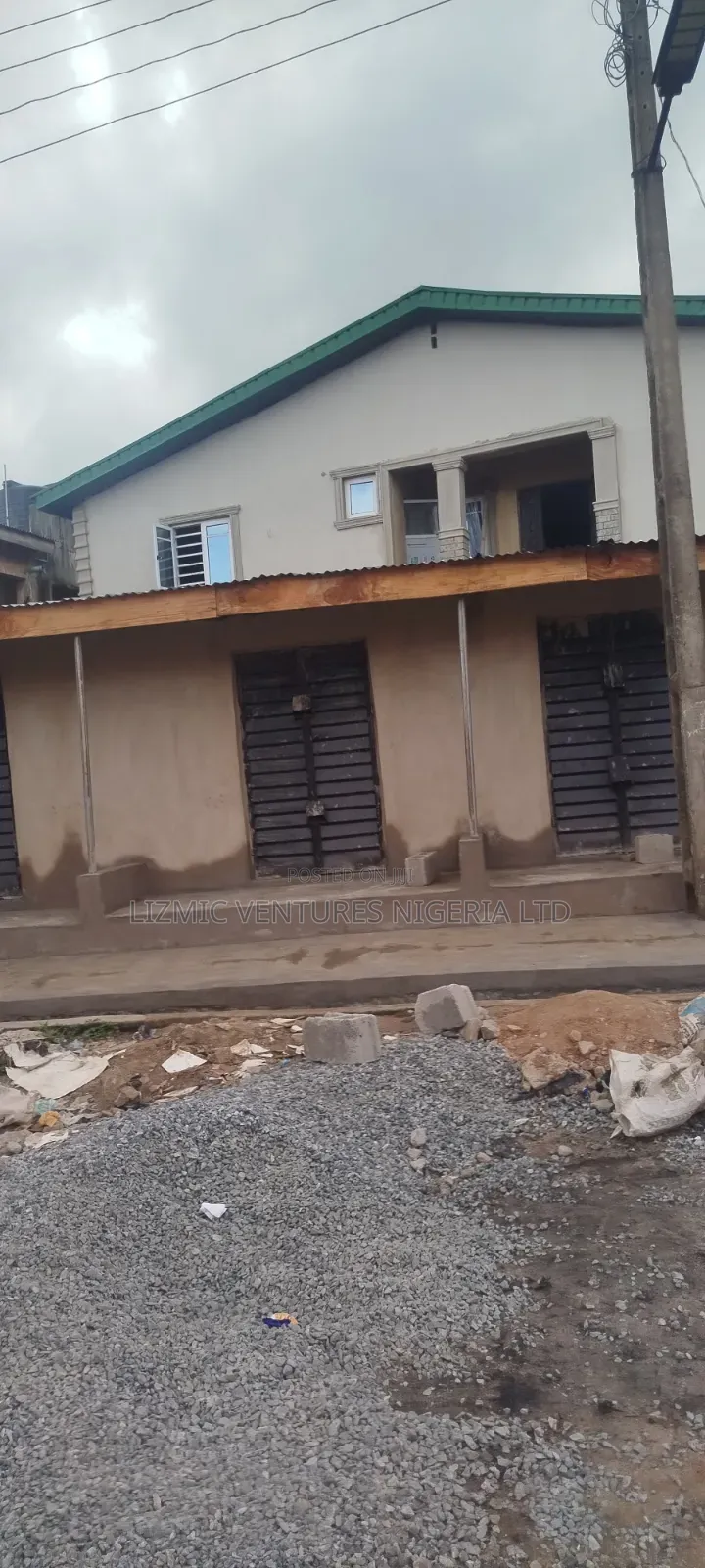 Spacious lShop Tolet