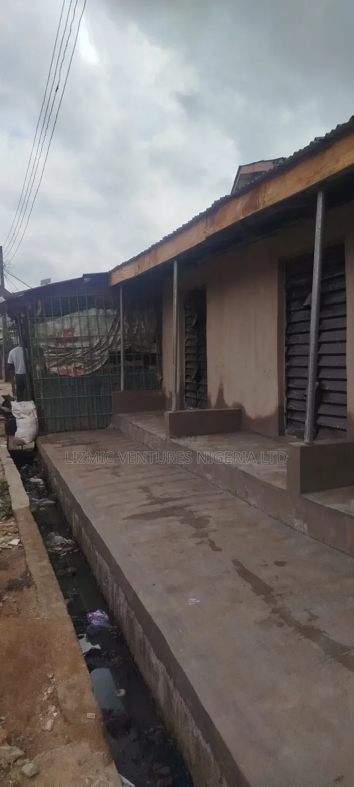 Spacious lShop Tolet