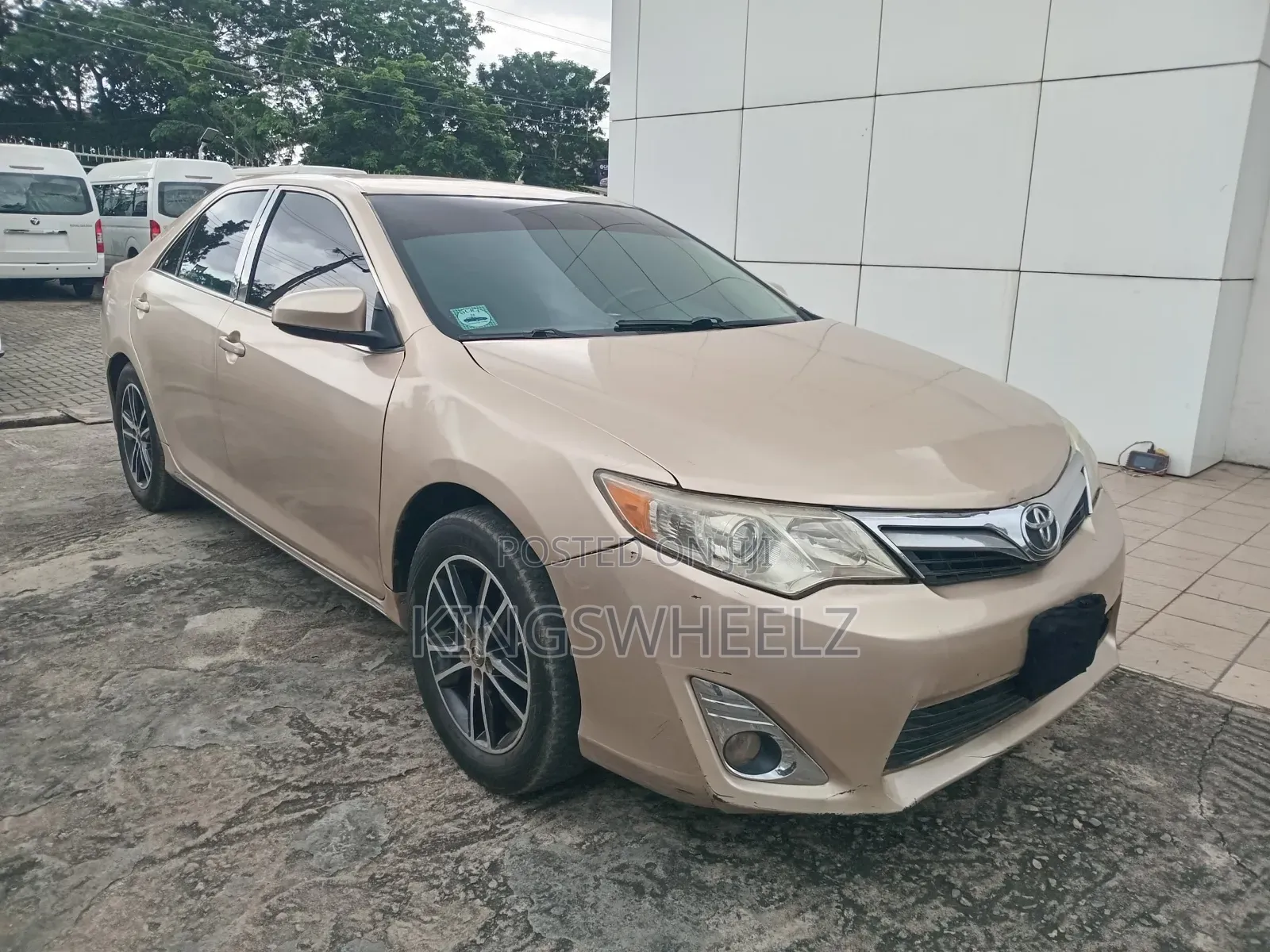 Toyota Camry LE 4dr Sedan (2.5L 4cyl 6A) 2013 Gold