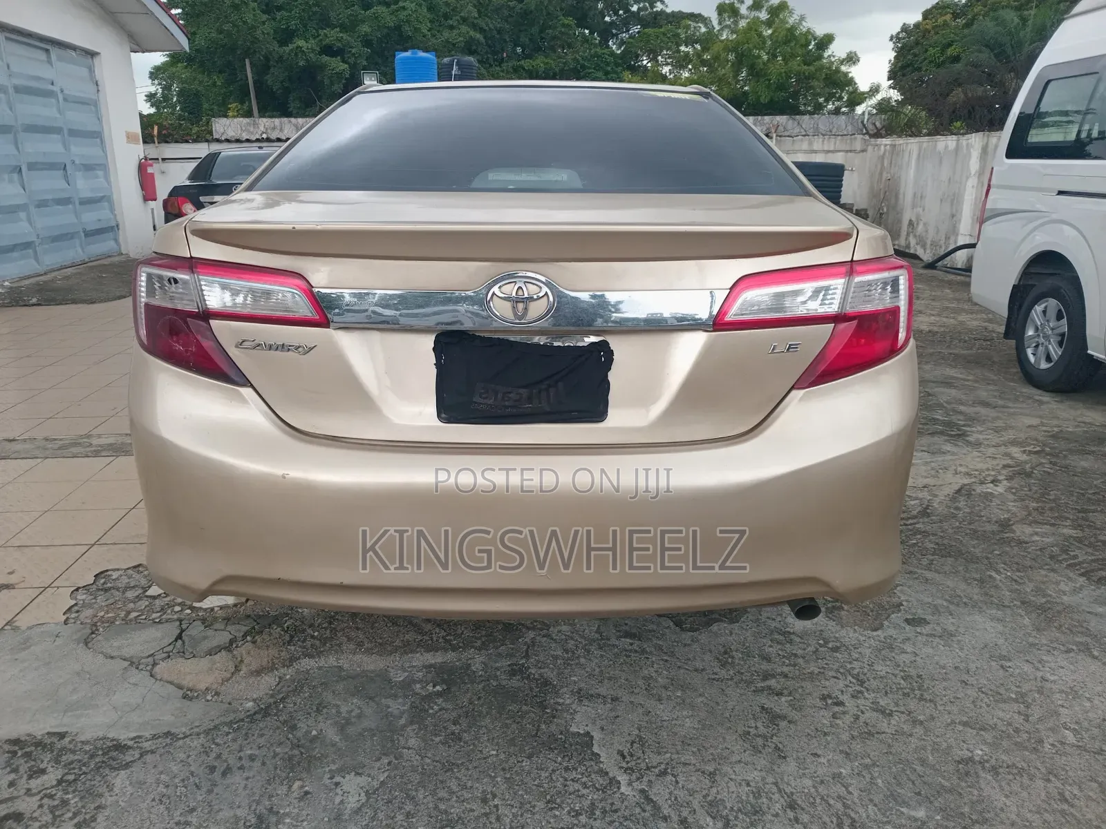Toyota Camry LE 4dr Sedan (2.5L 4cyl 6A) 2013 Gold