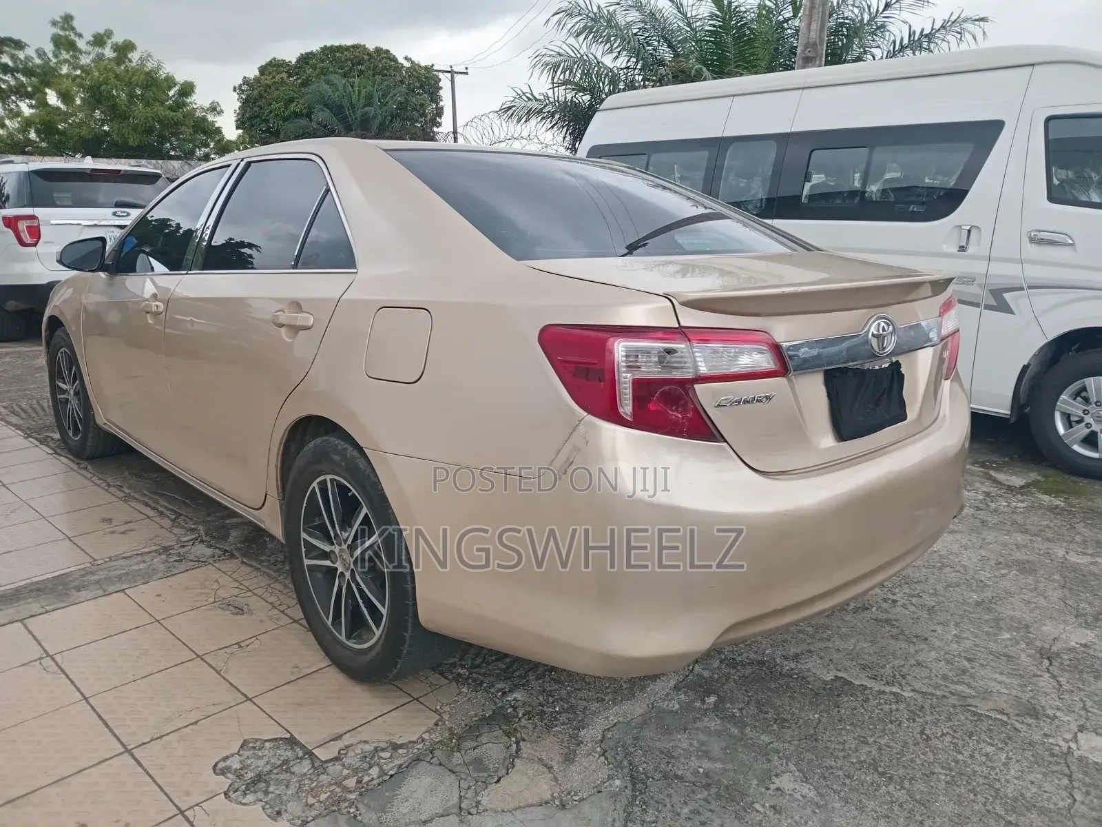 Toyota Camry LE 4dr Sedan (2.5L 4cyl 6A) 2013 Gold