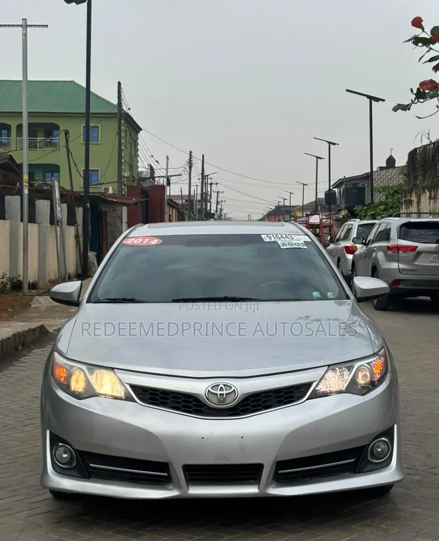 Toyota Camry SE 4dr Sedan w/Prod. End 11/13 (3.5L 6cyl 6A) 2014 Silver
