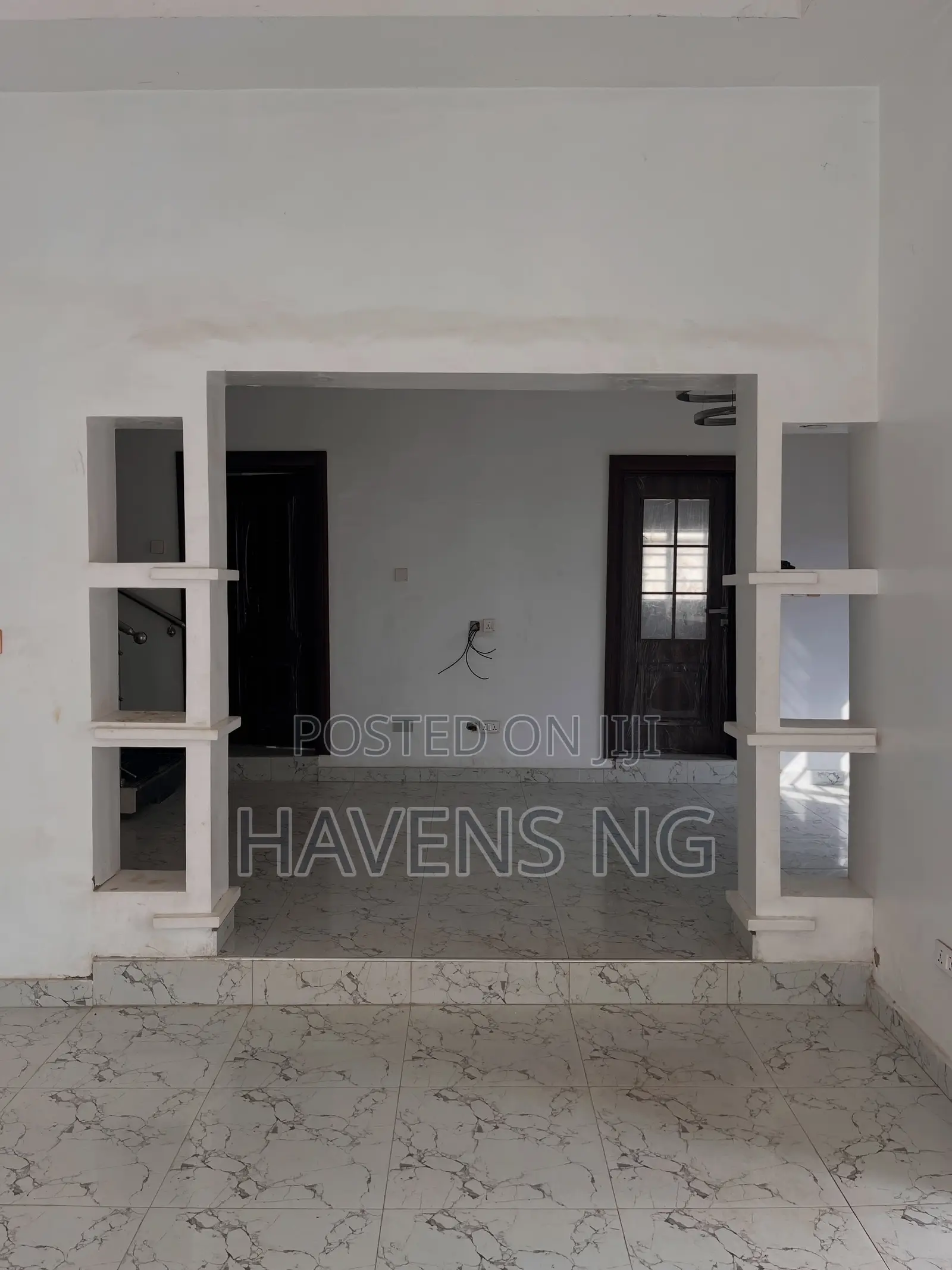 5bdrm Duplex in Idu Industrial for sale