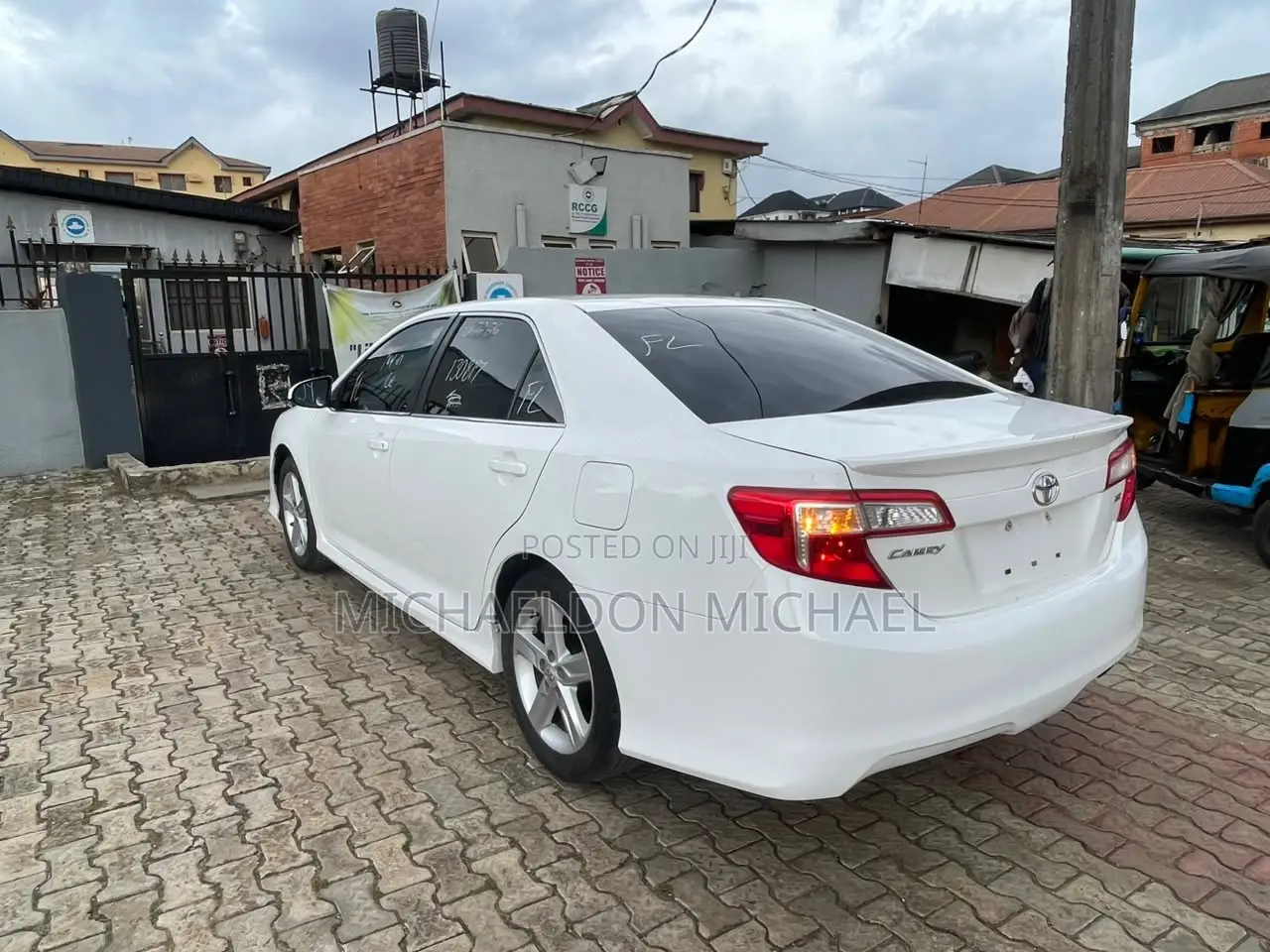 Toyota Camry SE 4dr Sedan (2.5L 4cyl 6A) 2012 White