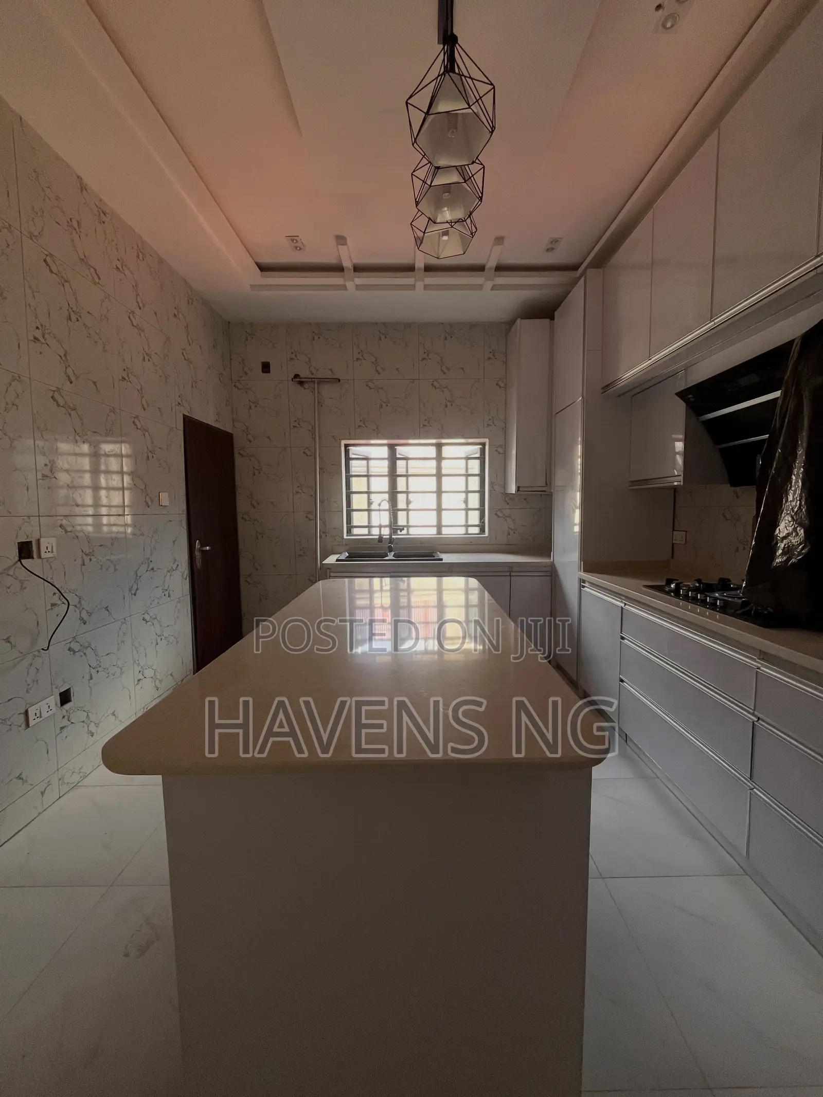 5bdrm Duplex in Idu Industrial for sale