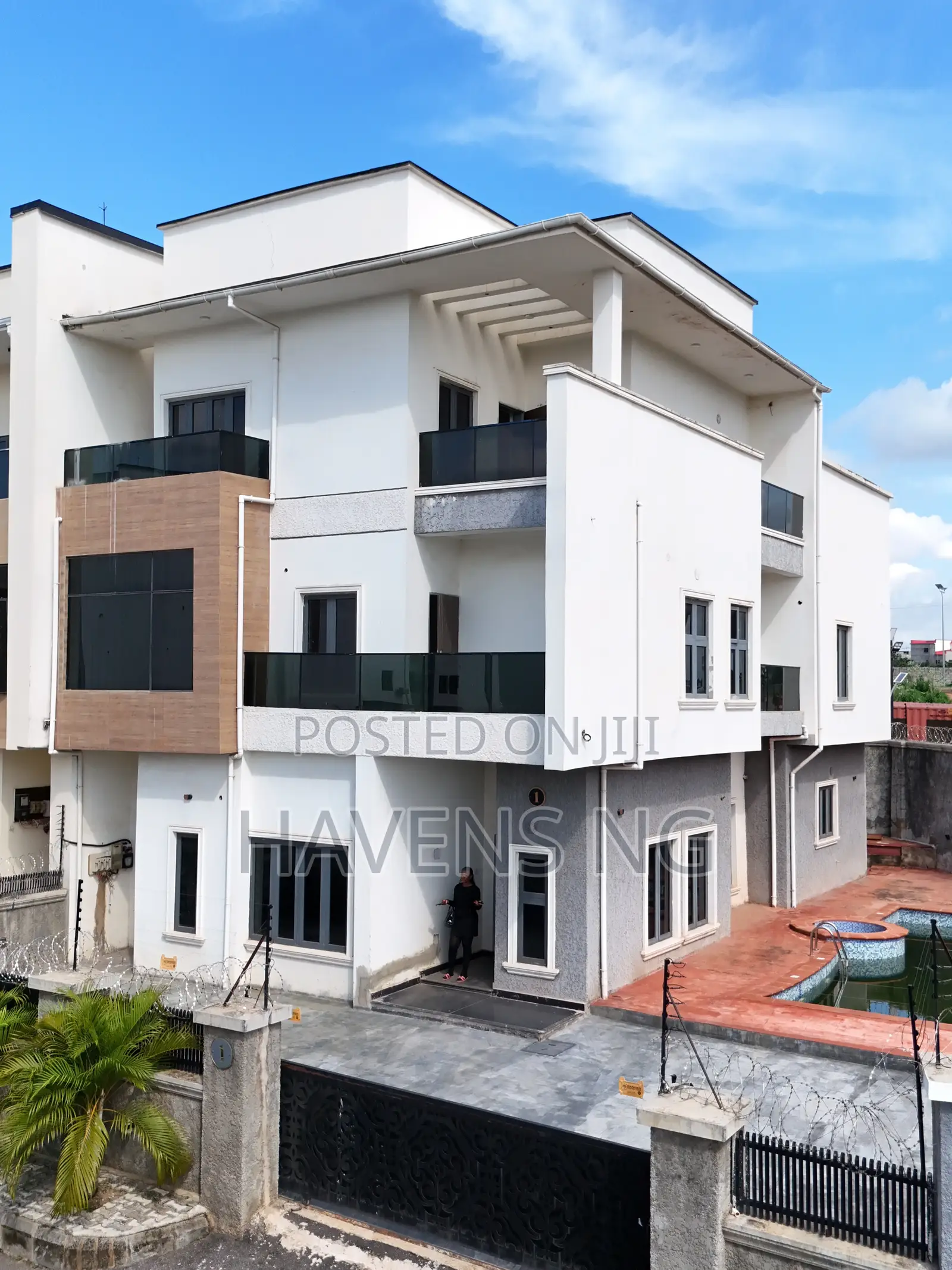 5bdrm Duplex in Idu Industrial for sale