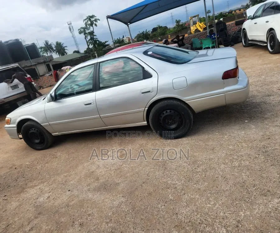 Toyota Camry LE 4dr Sedan (2.2L 4cyl 4A) 2001 Silver
