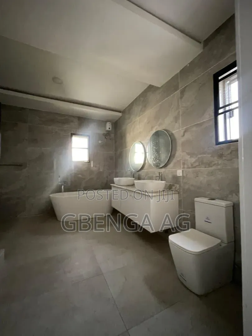 5bdrm Duplex in Osapa Lekki for sale