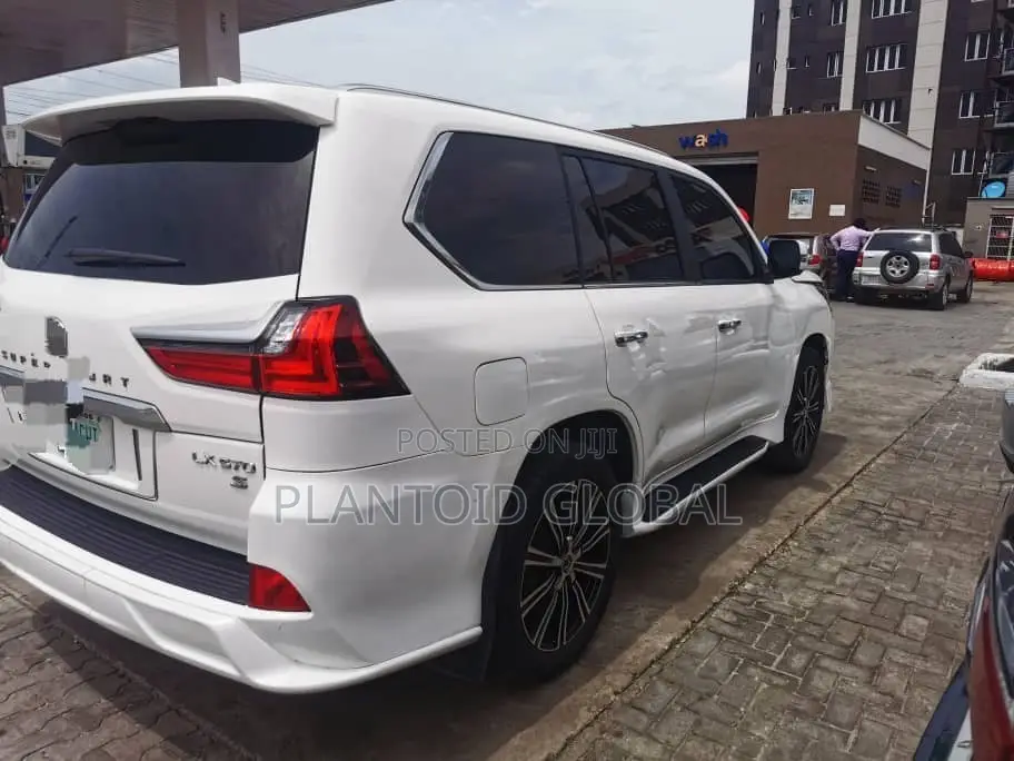 Lexus LX 570 AWD 2019 White