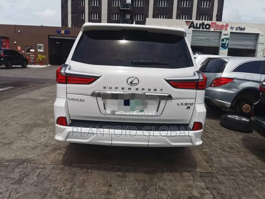 Lexus LX 570 AWD 2019 White