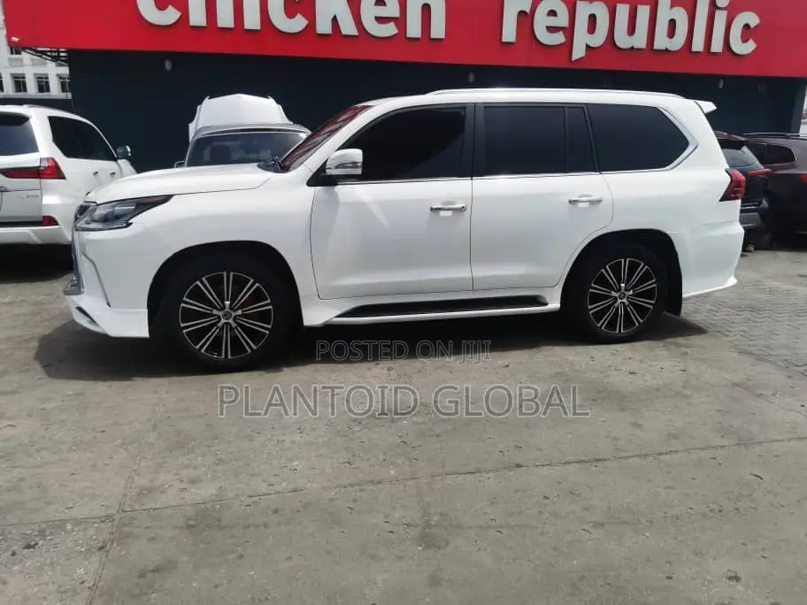 Lexus LX 570 AWD 2019 White