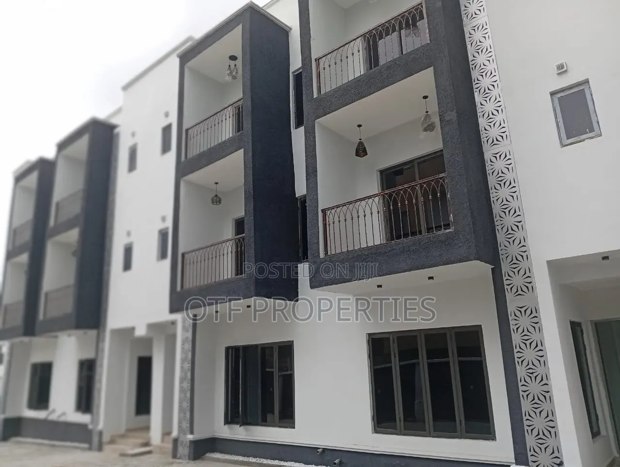 4bdrm Duplex in Jahi Gilmore for sale