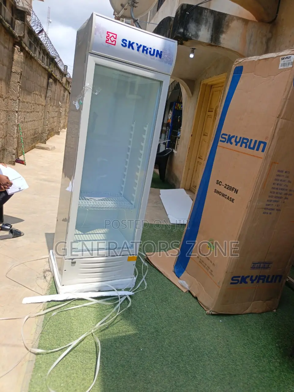 Skyrun SC-228FN 228L Glass Beverage Chiller Cabinet