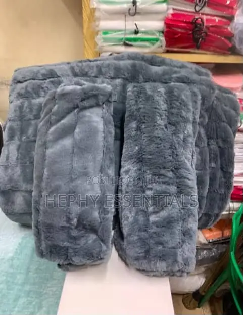 Cozy Lightweight AC Blanket With 2 Pillowcase Included