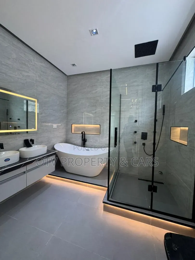 5bdrm House in Osapa london for sale