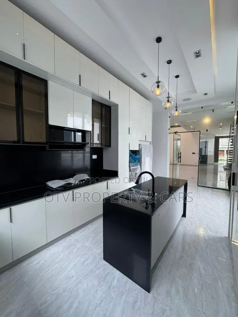 5bdrm House in Osapa london for sale