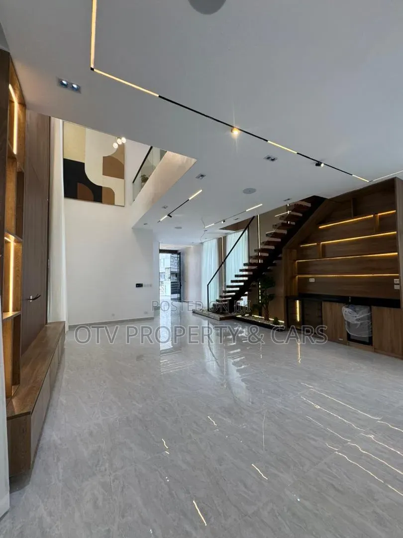 5bdrm House in Osapa london for sale