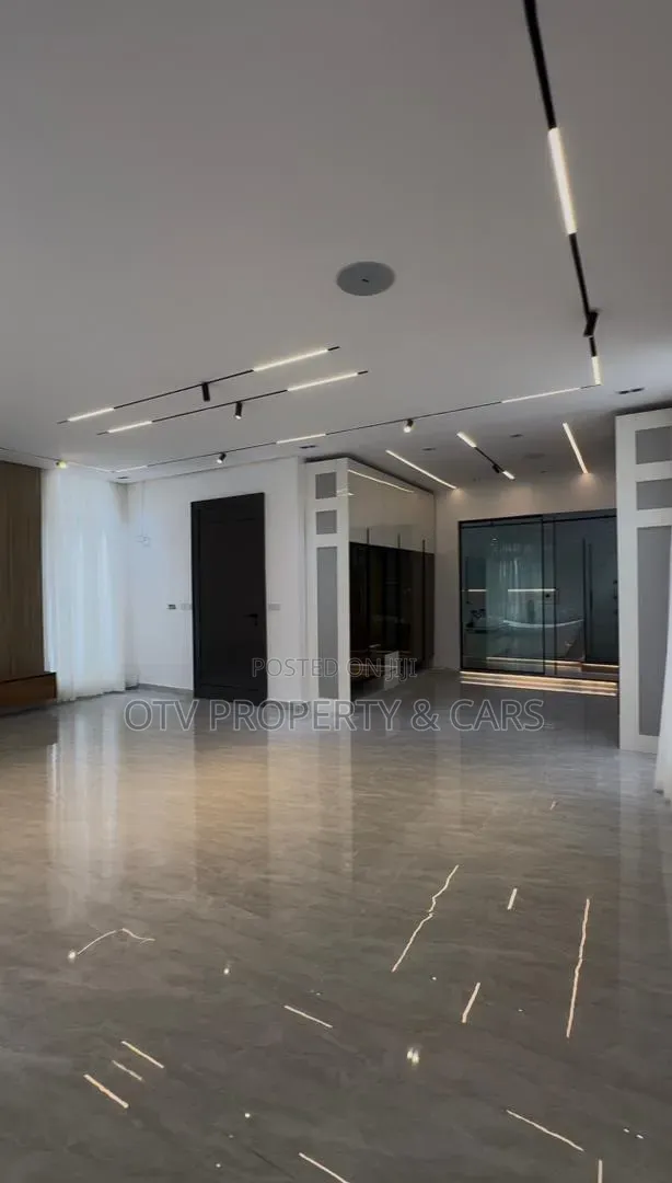 5bdrm House in Osapa london for sale