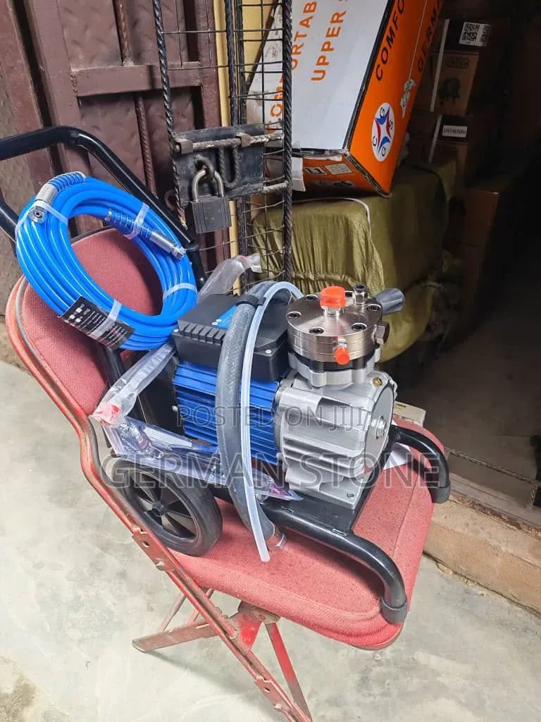 Electric Airless Paint Spraying Machine With a Blue Motor, Pressure
