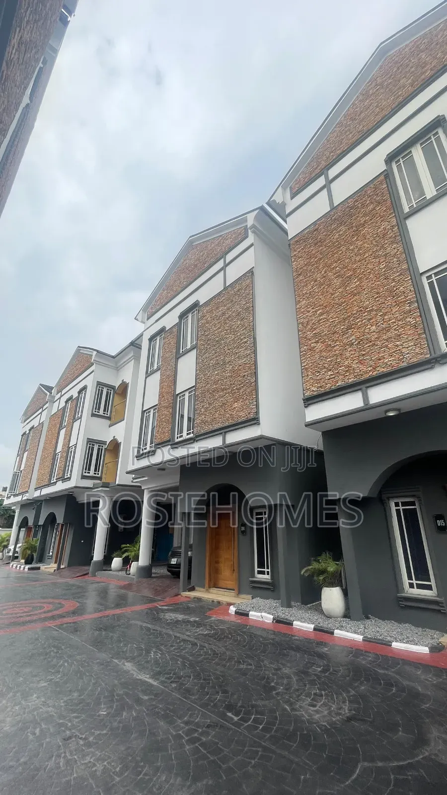 4bdrm Duplex in Oniru, 1004 for rent