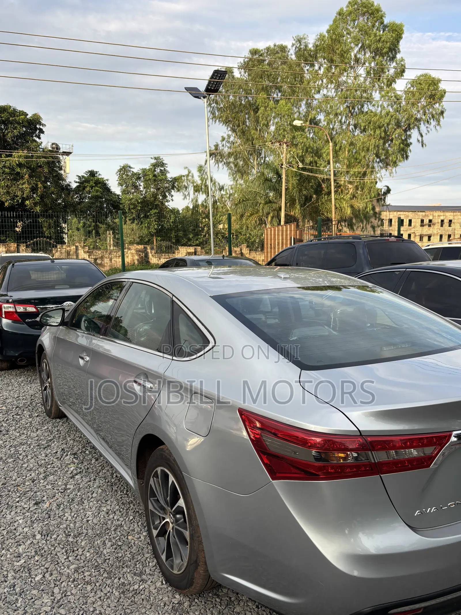 Toyota Avalon XLE Premium Sedan FWD (3.5L 6cyl 6A) 2017 Silver