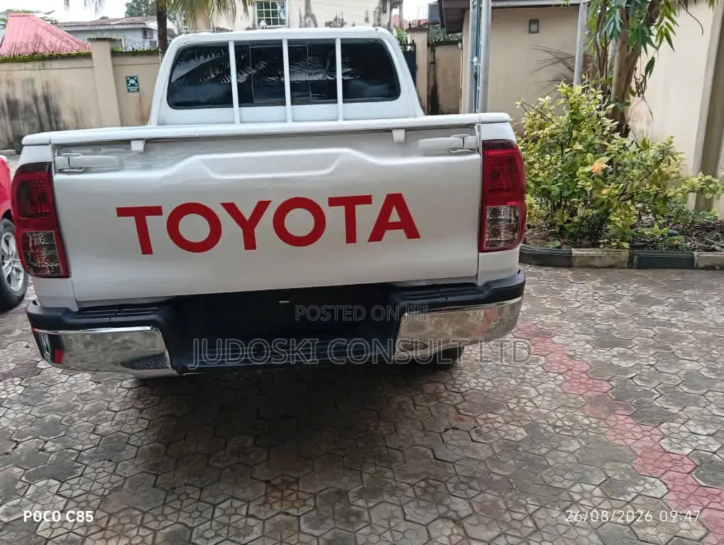 Toyota Hilux 2018 White