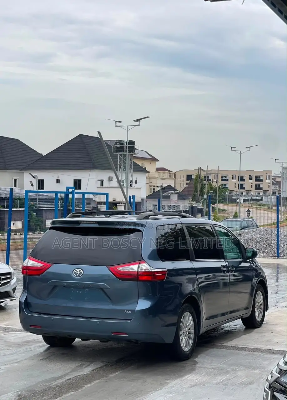 Toyota Sienna XLE Premium 8 Passenger (3.5L 6cyl 8A) 2017 Blue
