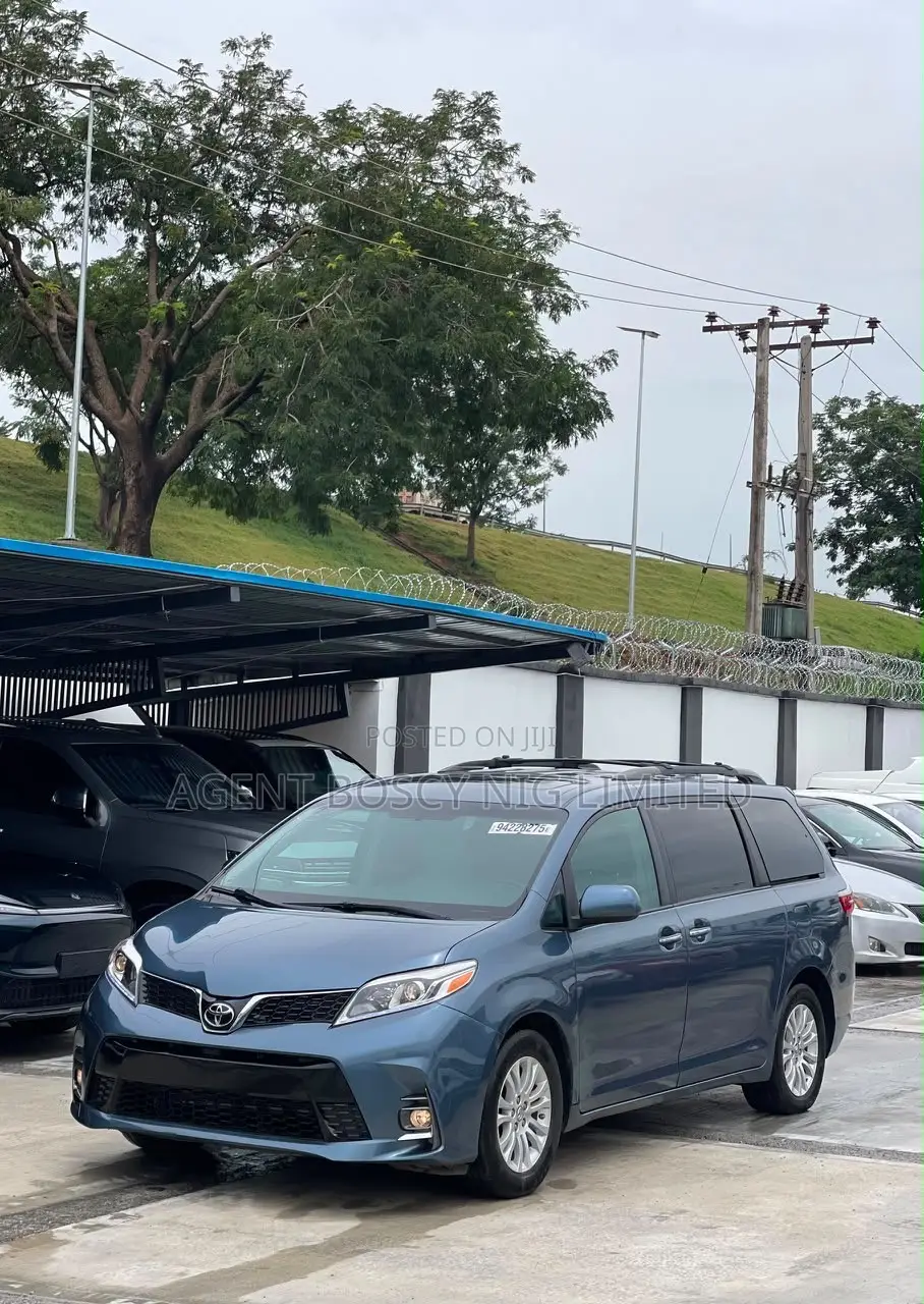 Toyota Sienna XLE Premium 8 Passenger (3.5L 6cyl 8A) 2017 Blue