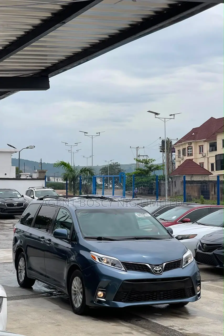 Toyota Sienna XLE Premium 8 Passenger (3.5L 6cyl 8A) 2017 Blue