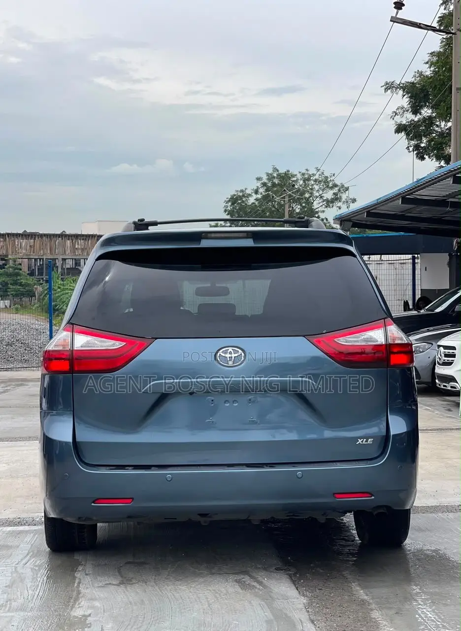 Toyota Sienna XLE Premium 8 Passenger (3.5L 6cyl 8A) 2017 Blue