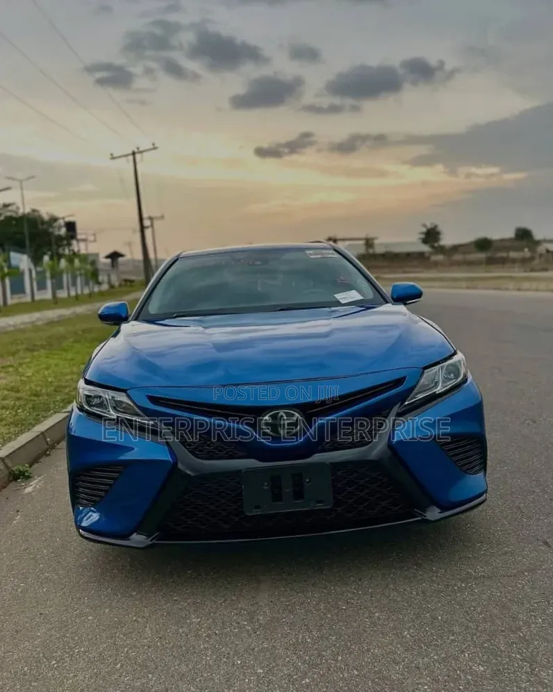 Toyota Camry SE (2.5L 4cyl 8A) 2019 Blue