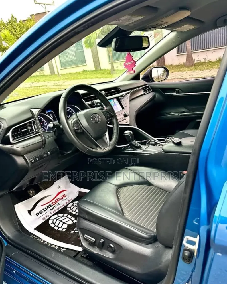 Toyota Camry SE (2.5L 4cyl 8A) 2019 Blue