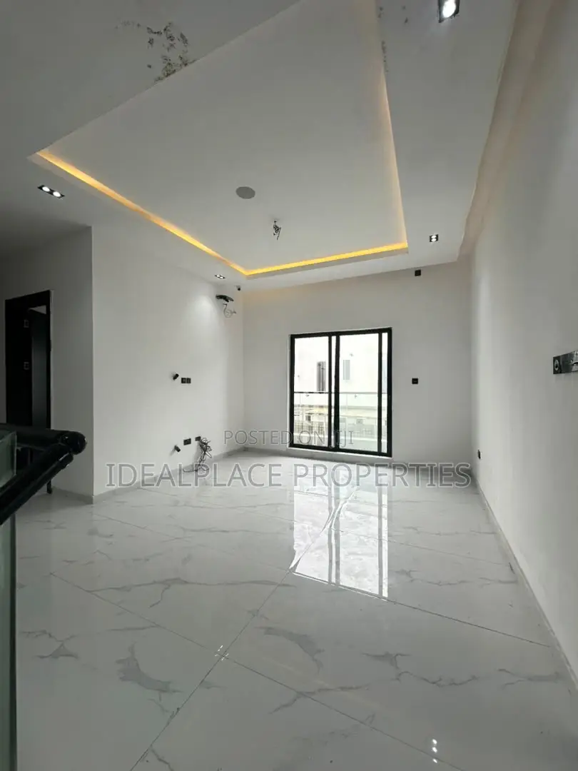 5bdrm Duplex in Ikota for sale