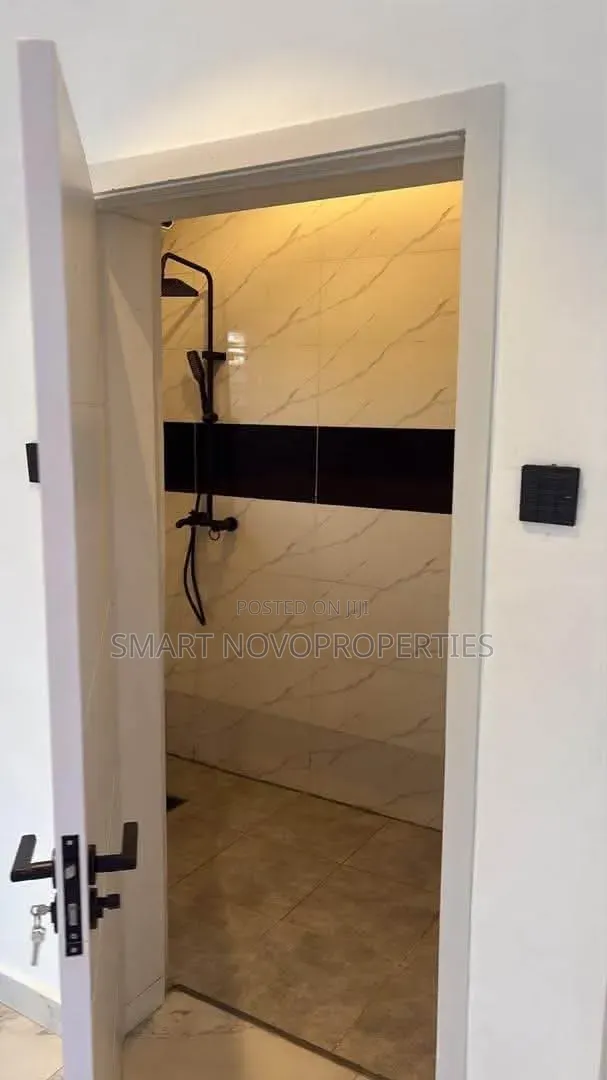 3bdrm Block of Flats in Mini Eatate, Wuye for sale