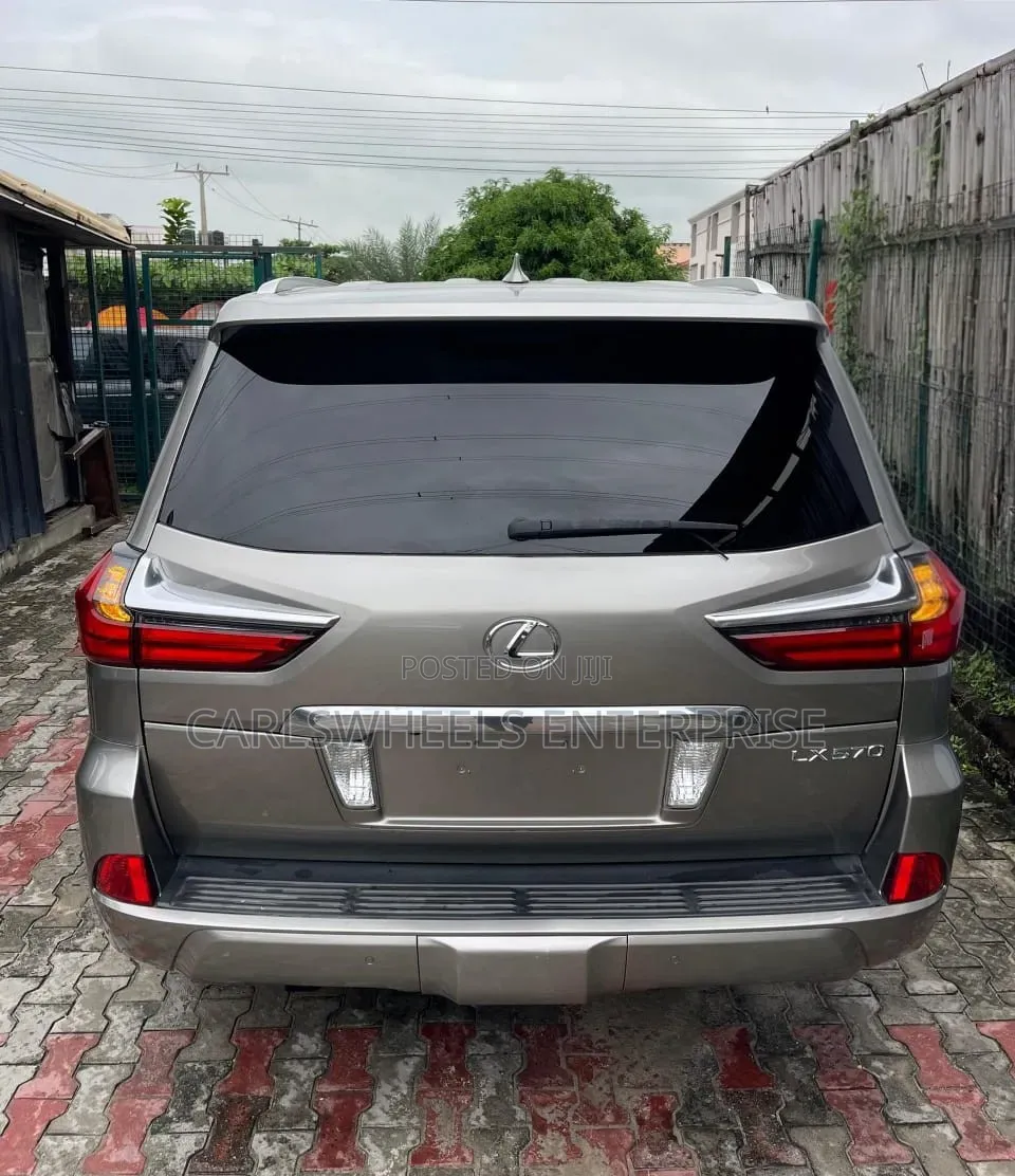 Lexus LX 570 (5 seats) AWD 2016 Gold