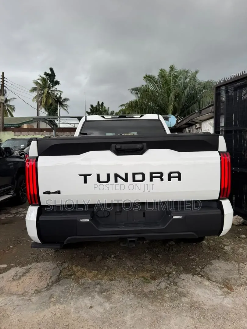 Toyota Tundra 2023 White