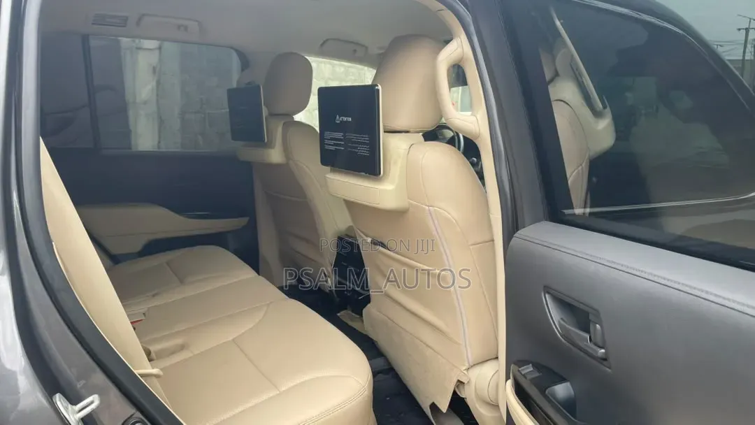 Toyota Land Cruiser LC300 2023 Gray
