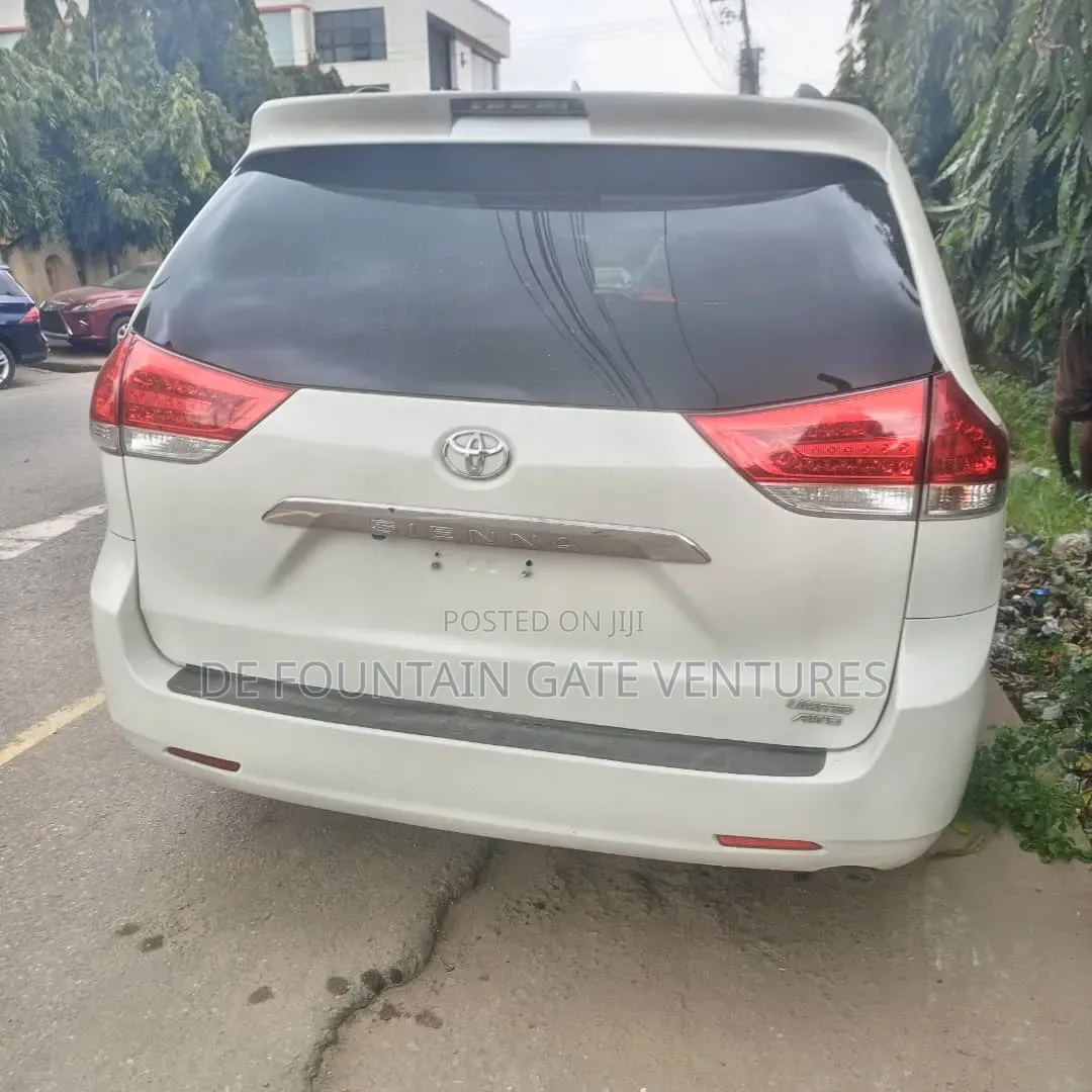 Toyota Sienna Limited AWD 7-Passenger 2013 White