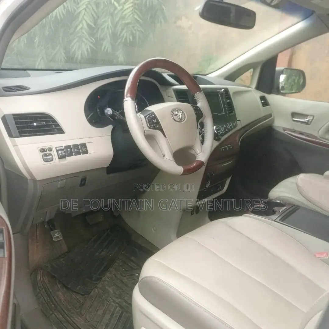 Toyota Sienna Limited AWD 7-Passenger 2013 White