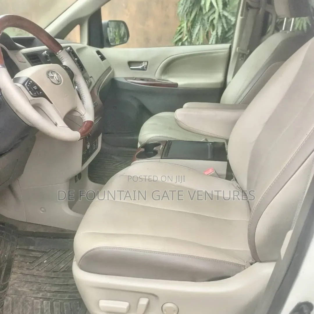 Toyota Sienna Limited AWD 7-Passenger 2013 White