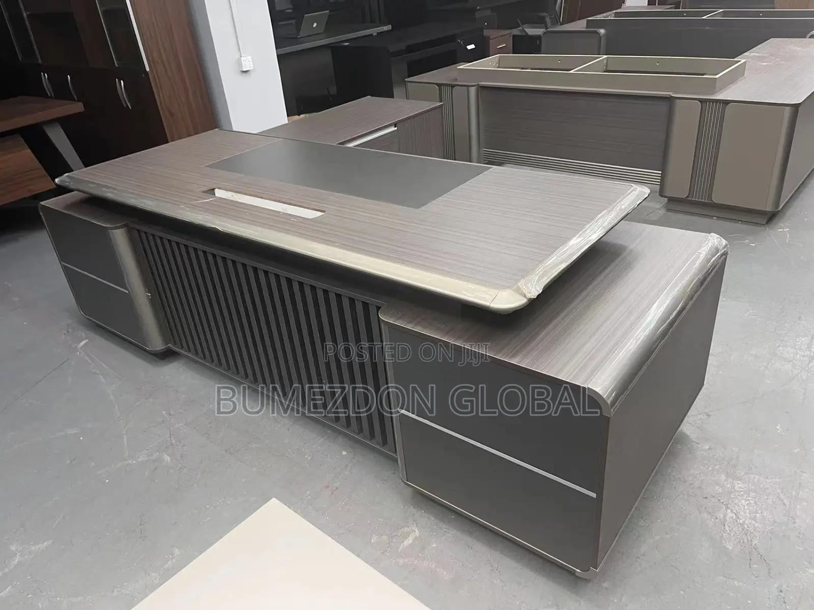 Luxury Executive Office Desk 2.4mrt With Side Cabinet