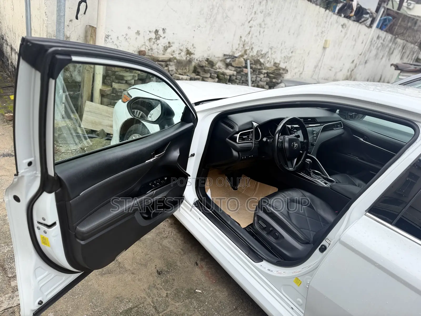 Toyota Camry XLE FWD (2.5L 4cyl 8AM) 2018 White