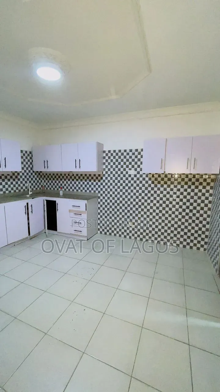 3bdrm Block of Flats in Lekki Phase 1 for rent