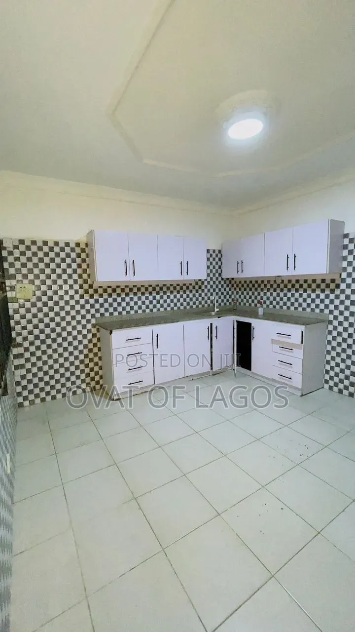 3bdrm Block of Flats in Lekki Phase 1 for rent