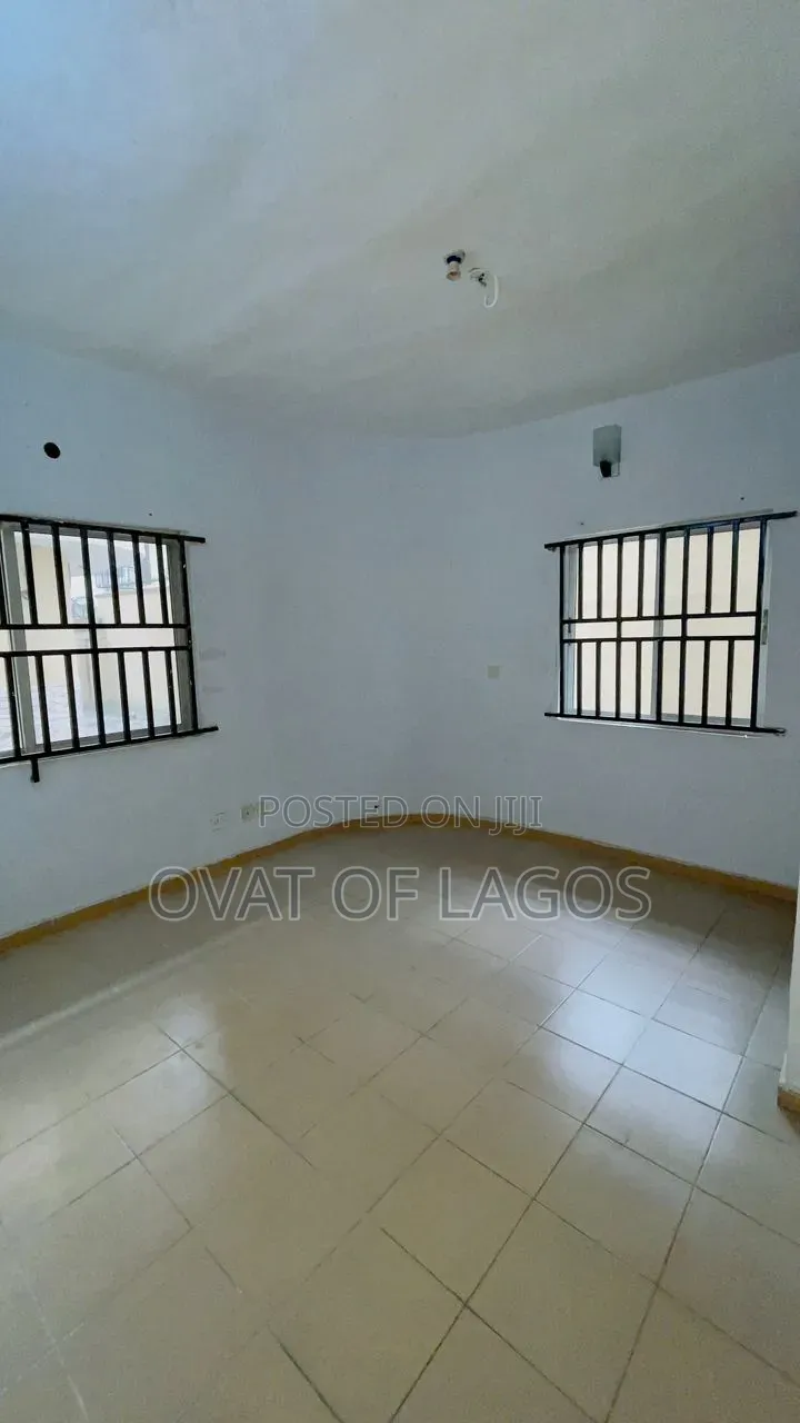3bdrm Block of Flats in Lekki Phase 1 for rent