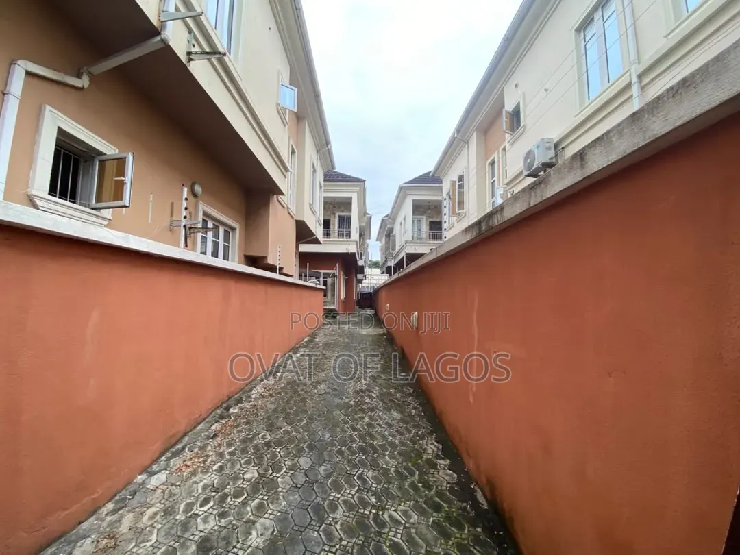 4bdrm Duplex in Chevron for rent