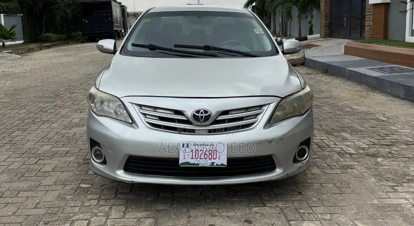 Toyota Corolla L 4-Speed Automatic 2013 Silver
