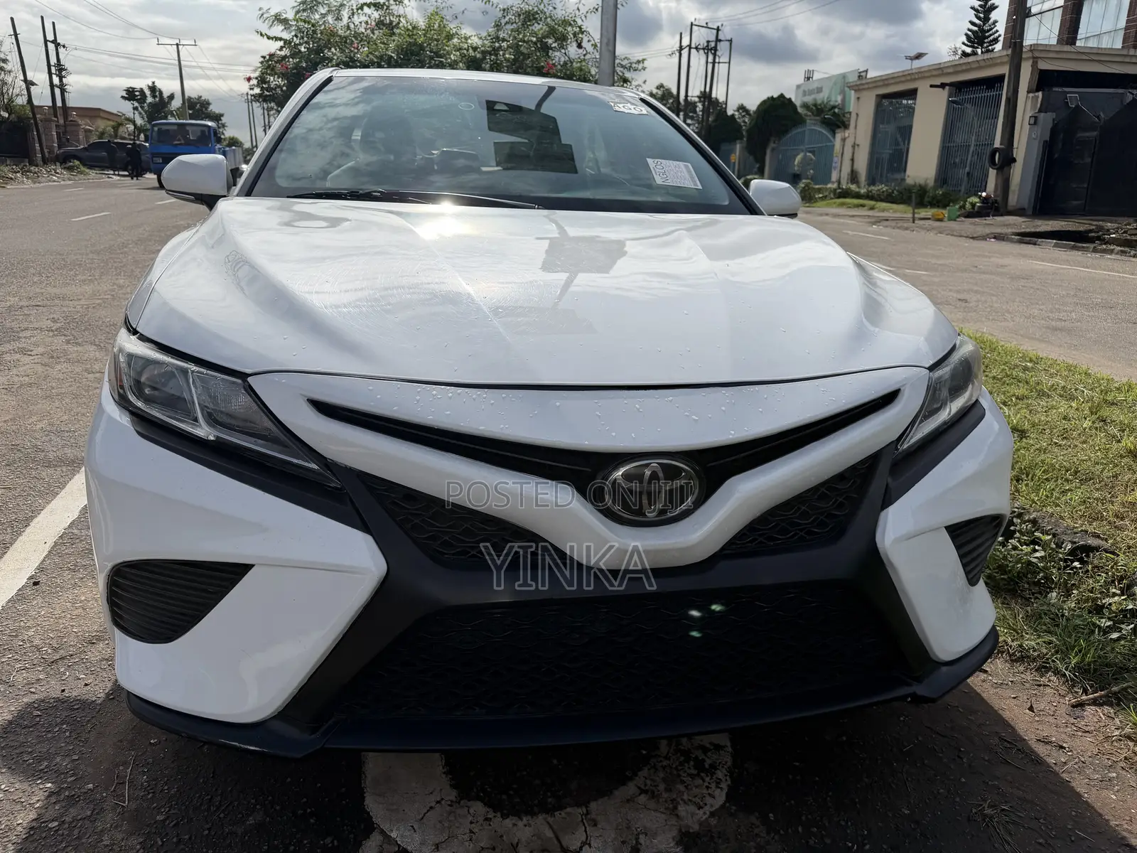 Toyota Camry SE FWD (2.5L 4cyl 8AM) 2018 White