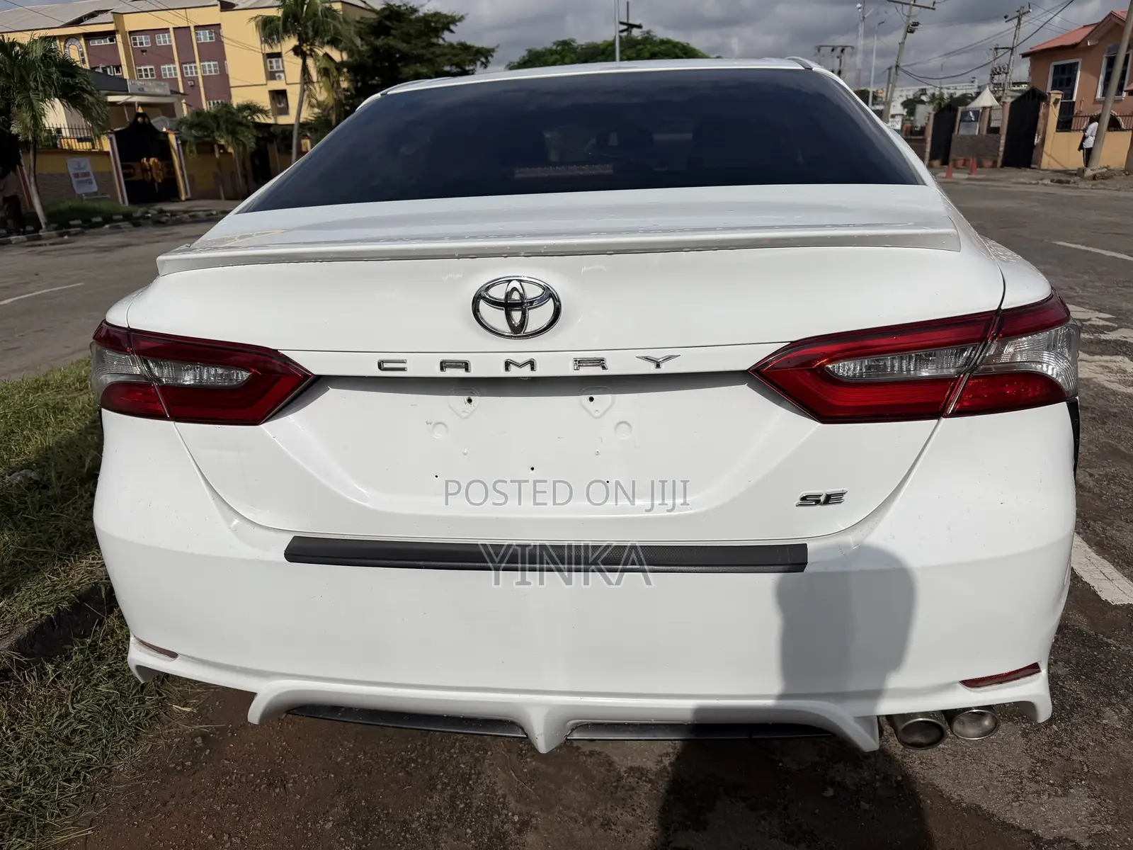 Toyota Camry SE FWD (2.5L 4cyl 8AM) 2018 White
